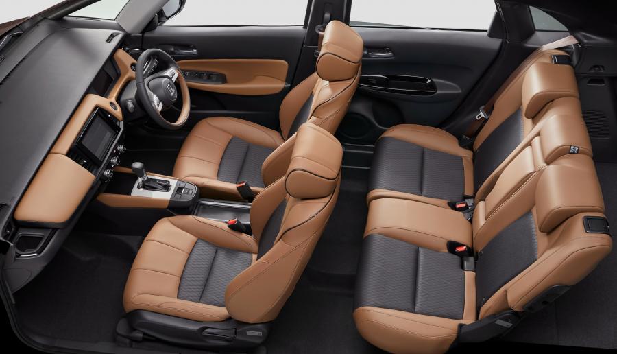 Интерьер Honda Fit e:HEV Luxe 2020 года  (JP) (фото 3 из 23)